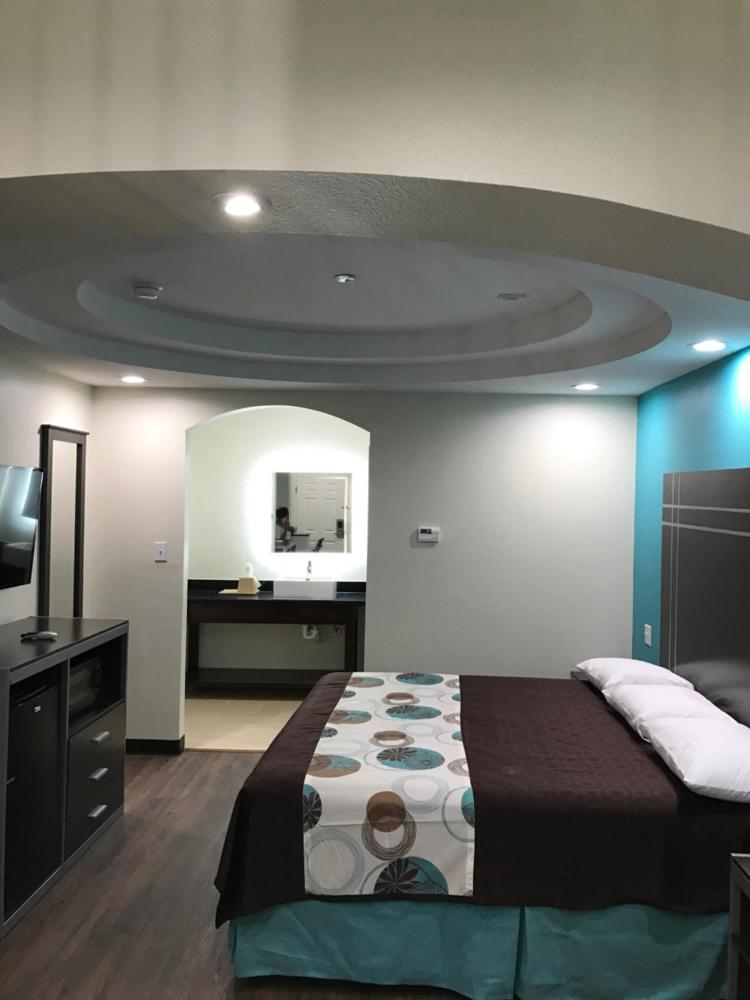 King Room - Non-Smoking interior